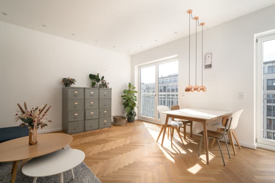 Moderne und vollständig renovierte 3-Zimmerwohnung mit einzigartigem Blick ins Stadion - Wohn- und Essbereich