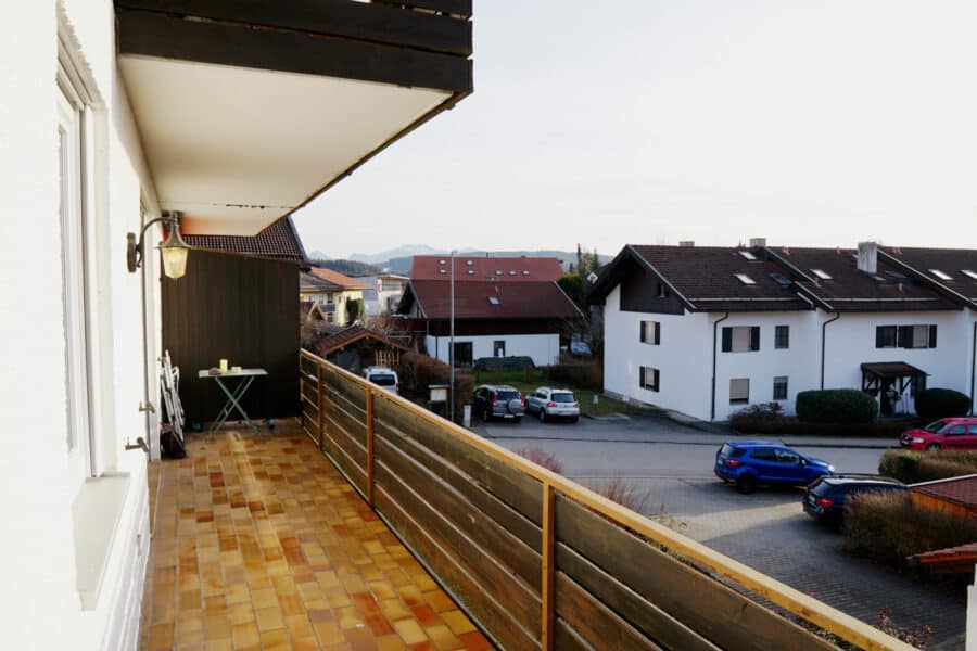 Einzigartige, ruhige und sanierte 3-Zimmer Wohnung mit Blick in die Berge im malerischen Bad Endorf - Großer Balkon