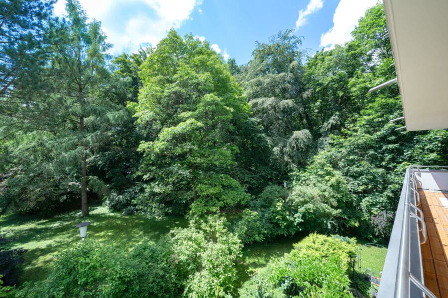 Geräumige und hochwertig sanierte Traumwohnung in grüner Waldumgebung - ideal für Familien - Aussicht vom Balkon