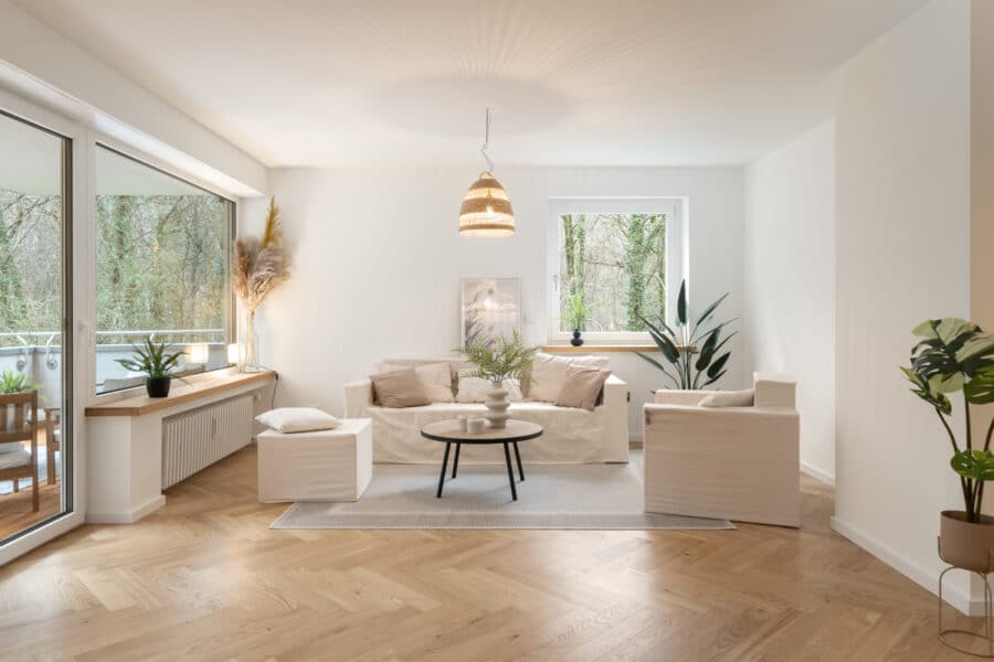 Geräumige und hochwertig sanierte Traumwohnung in grüner Waldumgebung - ideal für Familien - Lichtdurchflutetes Wohnzimmer