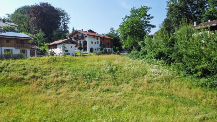 Unverbaubare Weitsicht mit Bergblick! Großes Baugrundstück in absolut ruhiger und idyllischer Lage - Umliegende Nachbarschaft