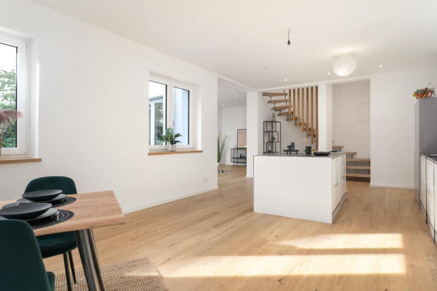 Spüren, dass hier etwas Besonderes ist! Große Maisonette Wohnung in NEUZUSTAND - Blick zur Treppe