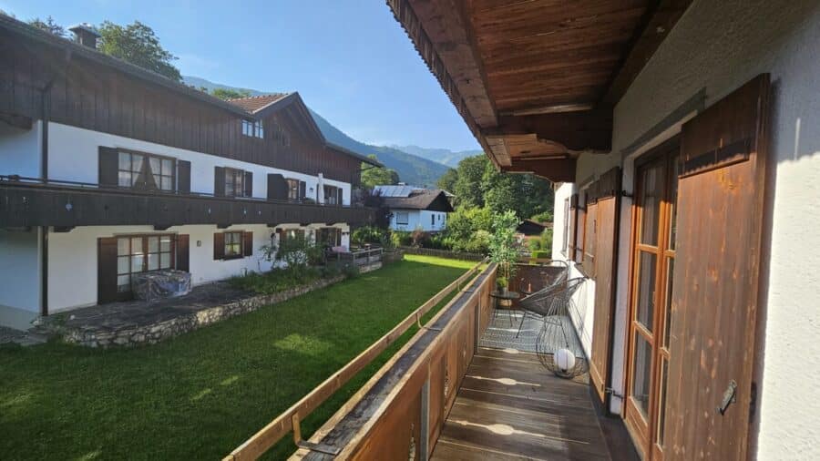 Einzigartige und lichtdurchflutete Wohnung mit 27m langen Rundumblick Balkon - Westseite Balkon