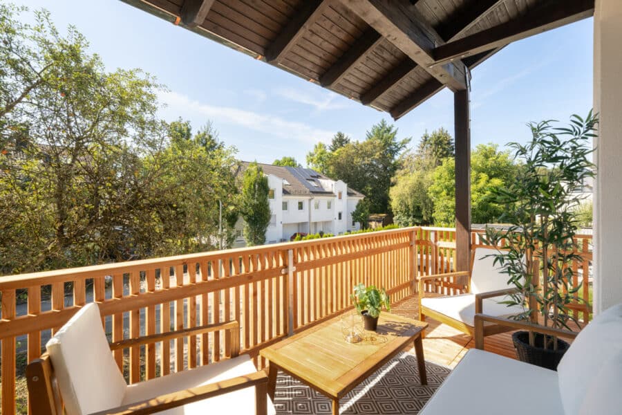 In ruhiger Waldrandlage von Neuried. Große sanierte Doppelhaushälfte mit viel Platz für Ihre Familie - Balkon mit schöner Aussicht