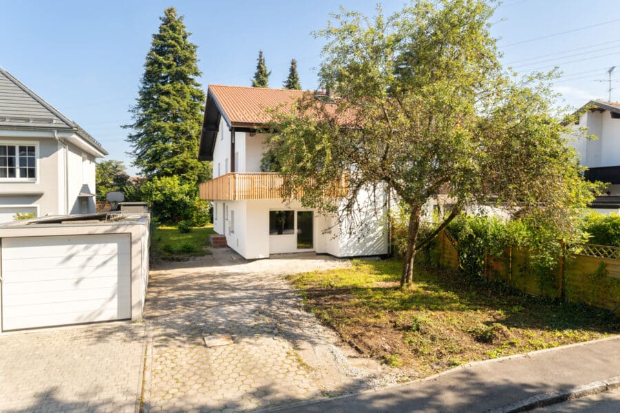 In ruhiger Waldrandlage von Neuried. Große sanierte Doppelhaushälfte mit viel Platz für Ihre Familie - Hausansicht