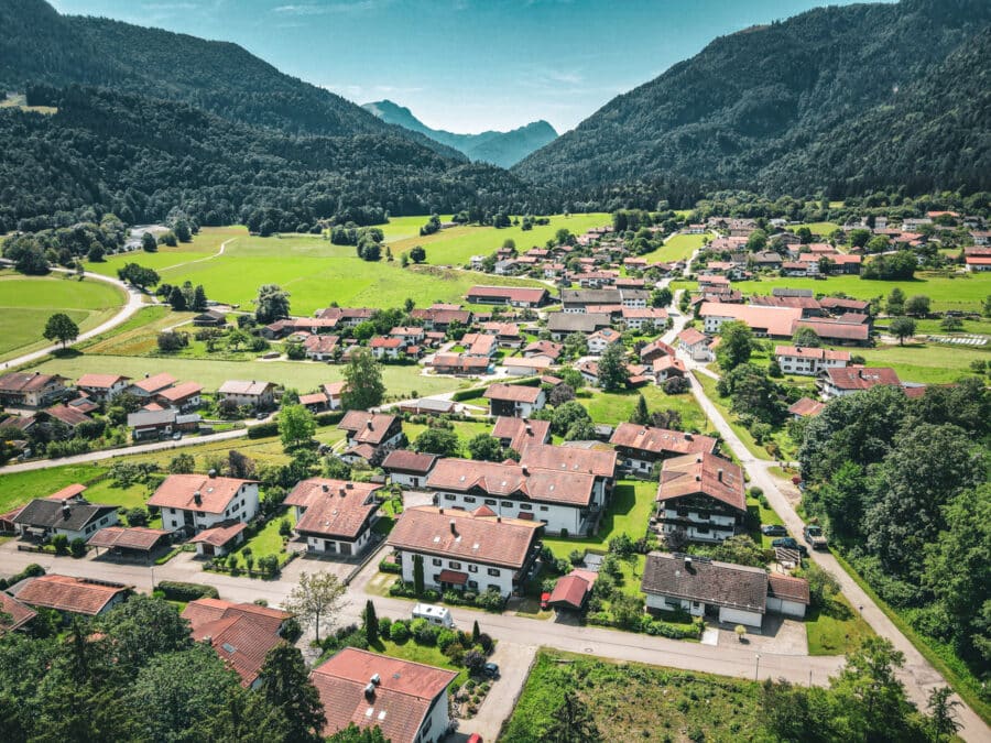 *DIREKT VERLIEBT* Großzügige renovierte 2-Zimmer Wohnung in absolut ruhiger Wohngegend - Wunderschöne Bergblicklage