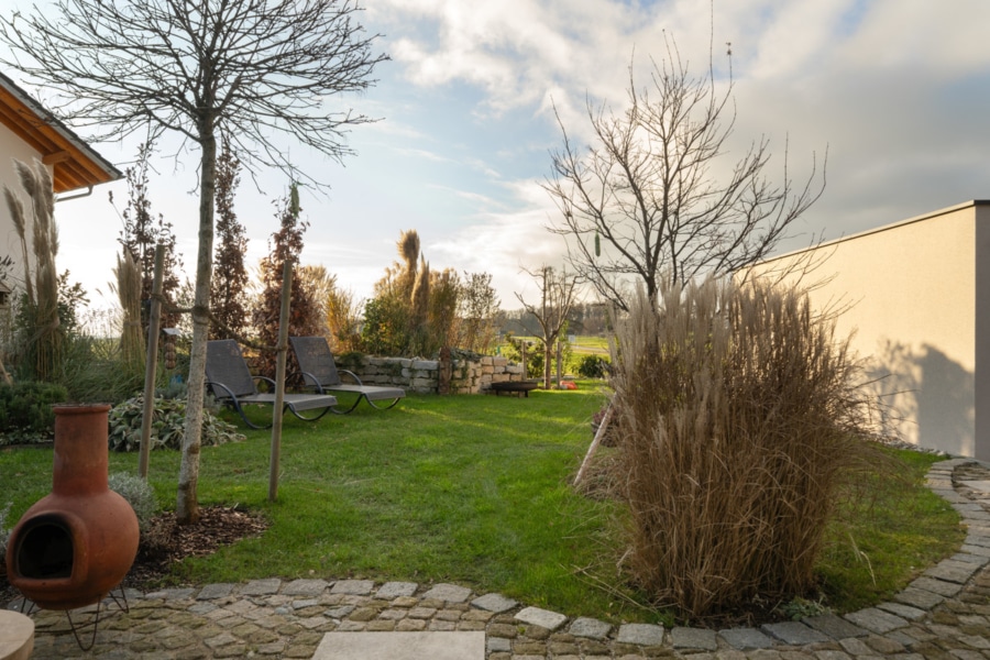 Wunderschön angelegter Garten - Direkt verliebt! Neuwertiger & stilvoller Bungalow mit Sundowner Blick aus der ersten Reihe