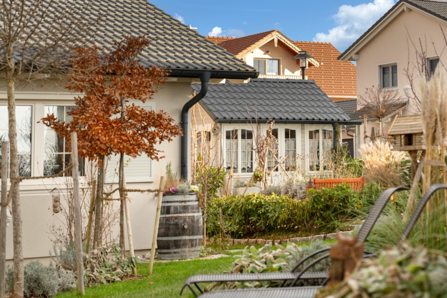 Liebevolle Details im Garten - Direkt verliebt! Neuwertiger & stilvoller Bungalow mit Sundowner Blick aus der ersten Reihe