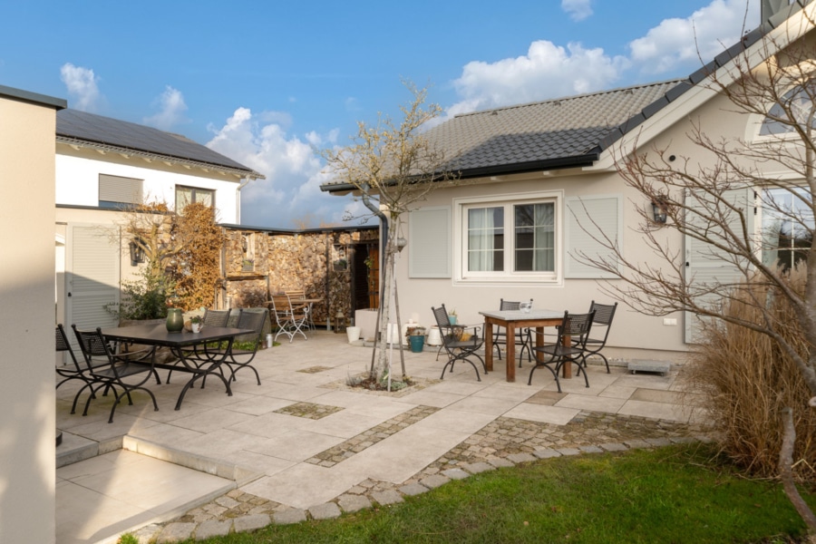 Große Sonnenterrasse - Direkt verliebt! Neuwertiger & stilvoller Bungalow mit Sundowner Blick aus der ersten Reihe