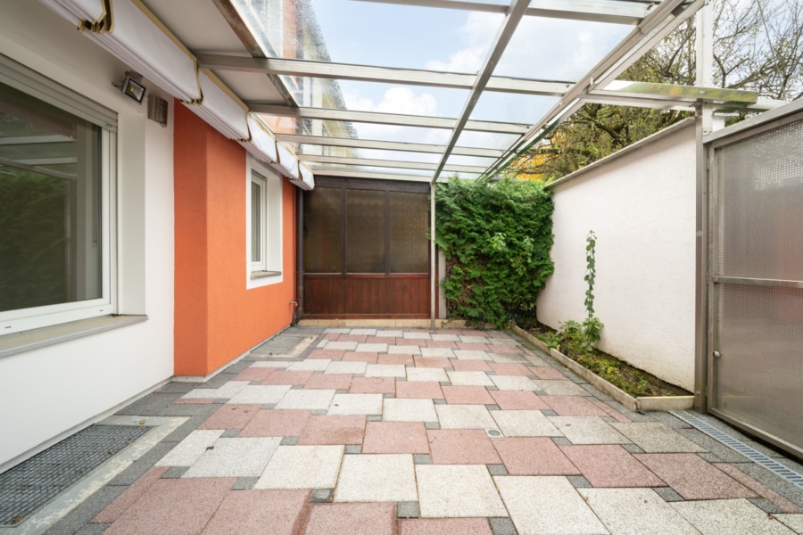 Überdachte Westterrasse - Wohnen in grüner Lage von Untermenzing - modernes Reihenendhaus perfekt für Familien!