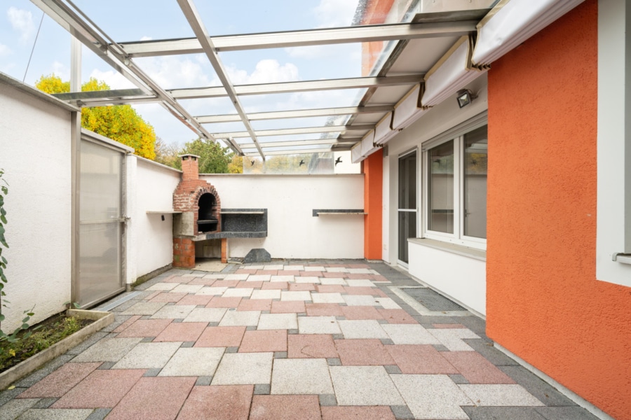 Terrasse mit Grillkamin - Wohnen in grüner Lage von Untermenzing - modernes Reihenendhaus perfekt für Familien!