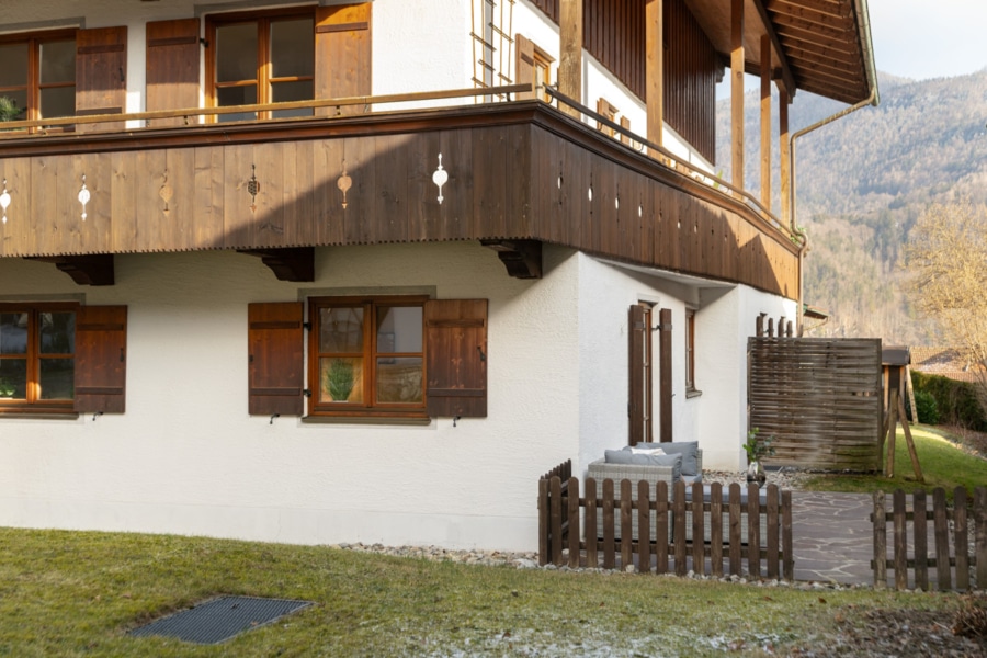 ..mit Außenzugang - Charmante 2-Zimmer-Wohnung mit großer Terrasse in idyllischer Lage von Schleching-Ettenhausen