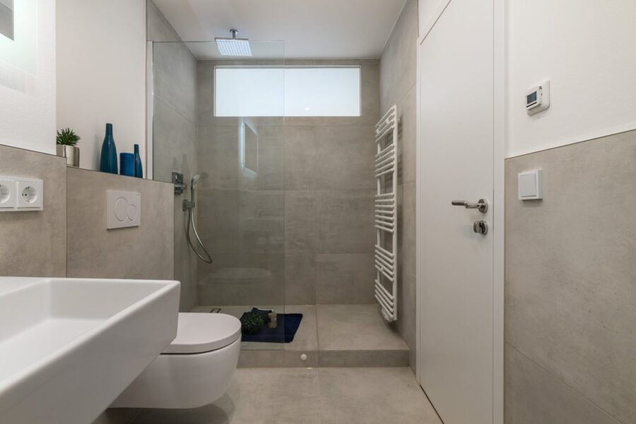 Traumhafte 3-Zimmer Wohnung mit Balkon und Bergblick zum Erstbezug nach Renovierung - Wanne und Dusche