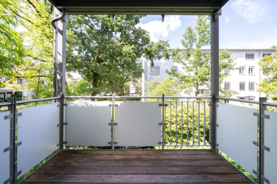 Wohnambiente auf 90 m² im Grünen - Neuwertige 3-Zimmer-Wohnung in zentraler Bestlage - Balkon mit Ausblick