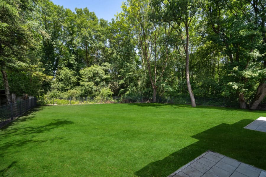 ERSTBEZUG! Neubau 2024 fertiggestellt - Großer Garten mit Waldblicklage - Ihr Blick in den Garten